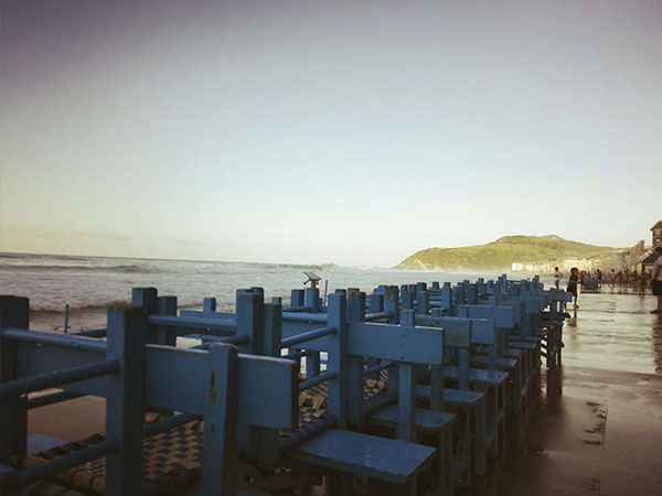 Bancos apilados en el malecón de Zarautz